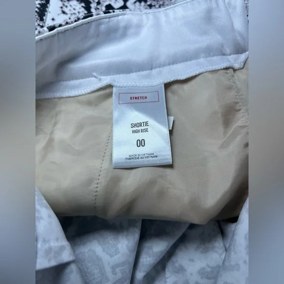 Express Women's Snake Print Stretch Shortie High Rise Belt Shorts,Size 00 - Picture 7 of 8